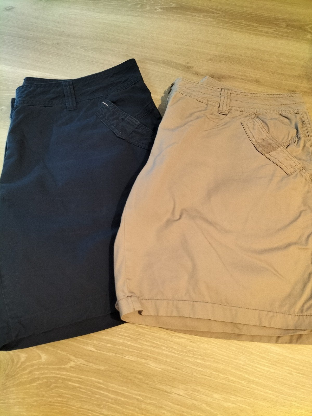 2x dames short  ( 20 euro voor beide ), Ophalen, Beige