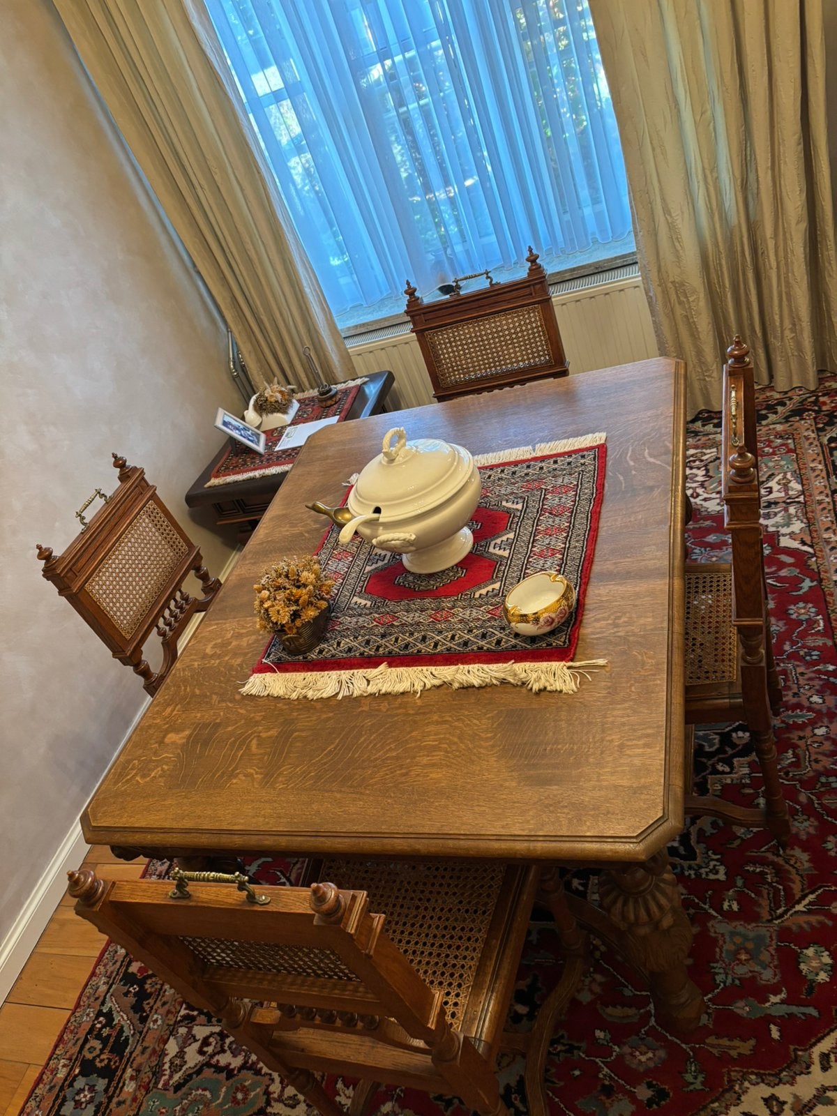 Antieke tafel met bijpassende stoelen, Enlèvement