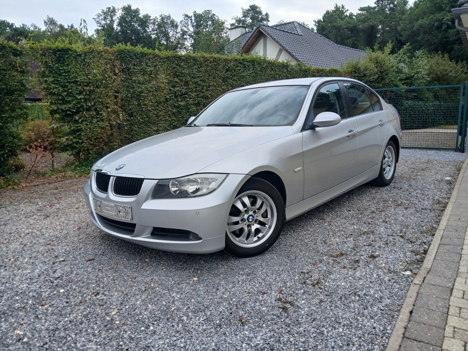 BMW 320d AUTOMAAT / PARKEERSENSOREN / NAVI / ...., Auto's, BMW, Automaat, Zwart, Navigatiesysteem, Particulier