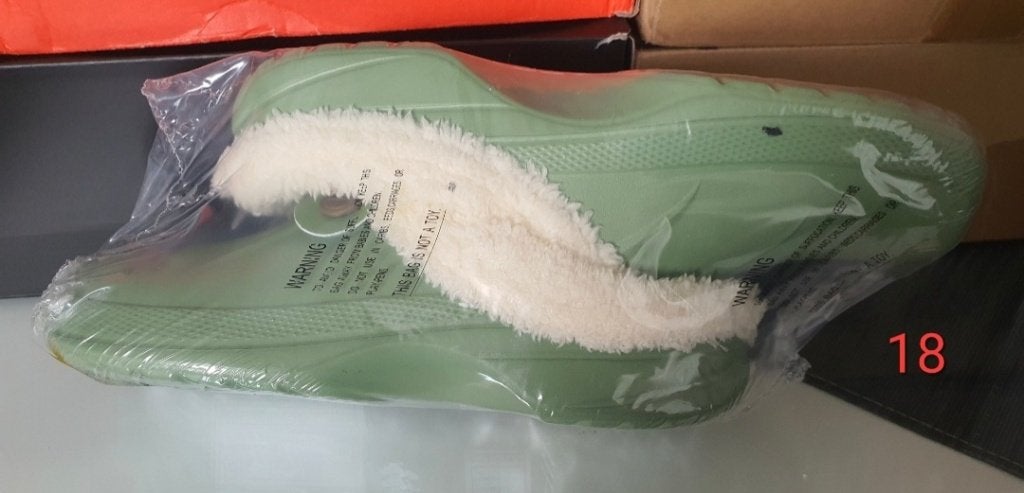 Groene unisex pluche Pantoffels Maat: 39/40, Vêtements | Femmes, Neuf, Enlèvement ou Envoi, Vert, Pantoufles