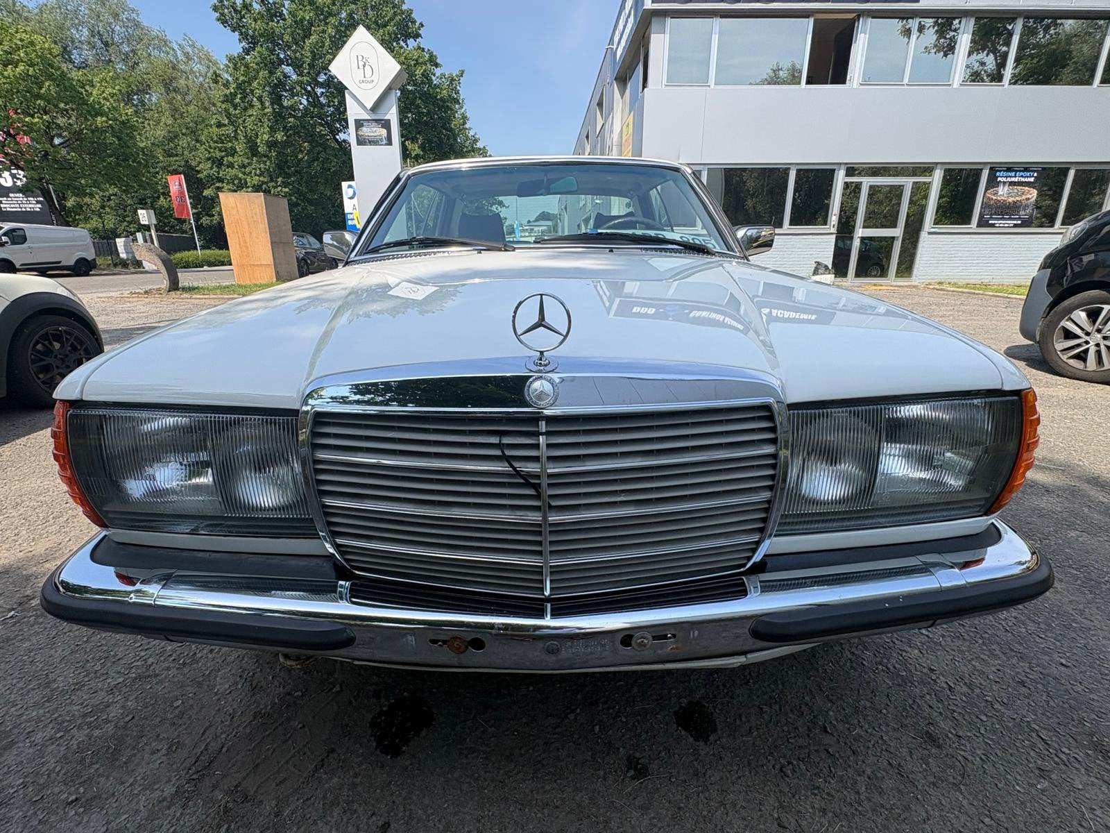 MERCEDES 230C BENZINE 1978 187560KM, Auto's, 4 zetels, Overige modellen, Leder en Stof, Wit