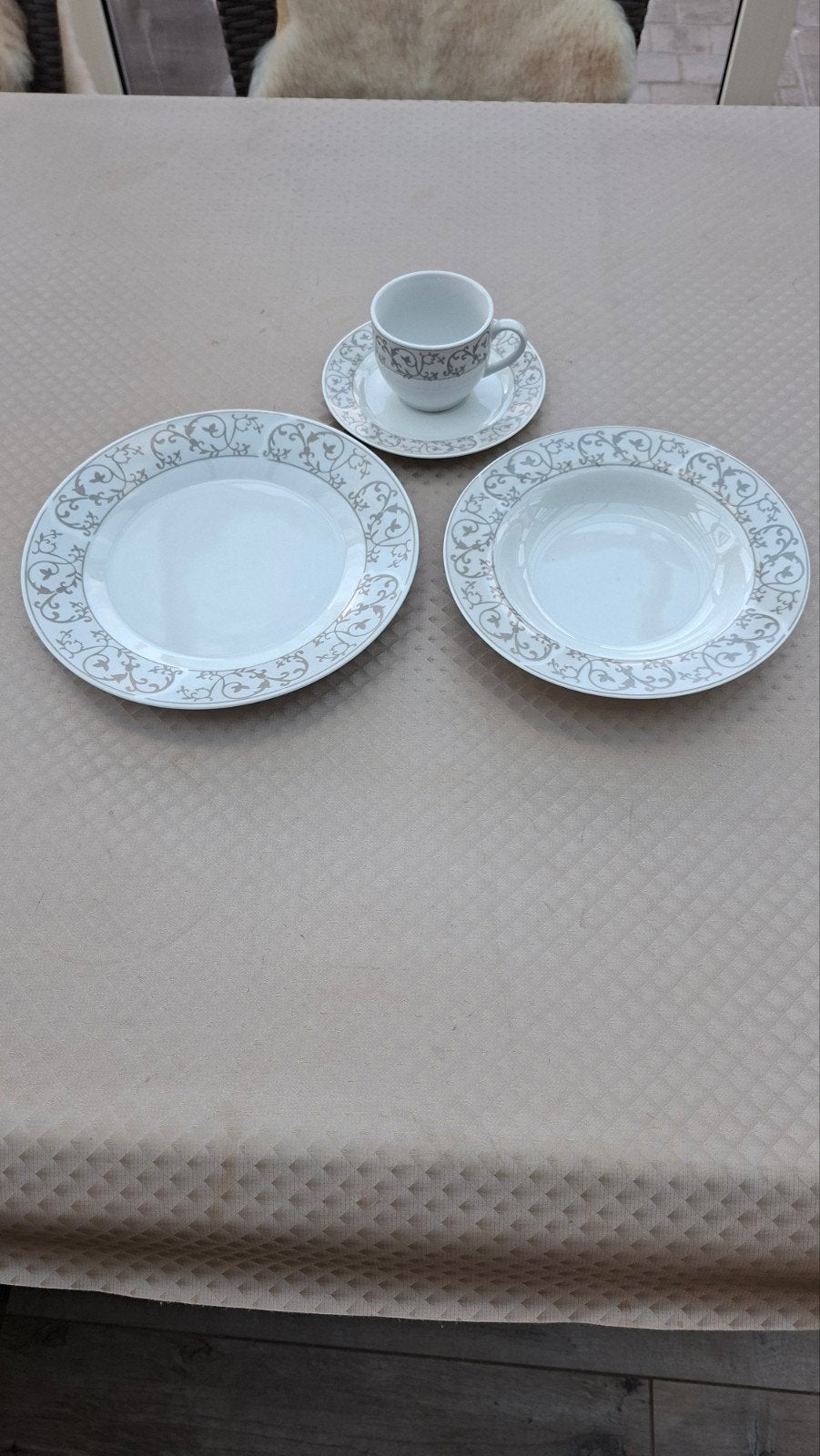 koffie-en eetservies  (wit met lichtgrijze klassieke print), Ophalen of Verzenden, Zo goed als nieuw, Klassiek, Bord(en)
