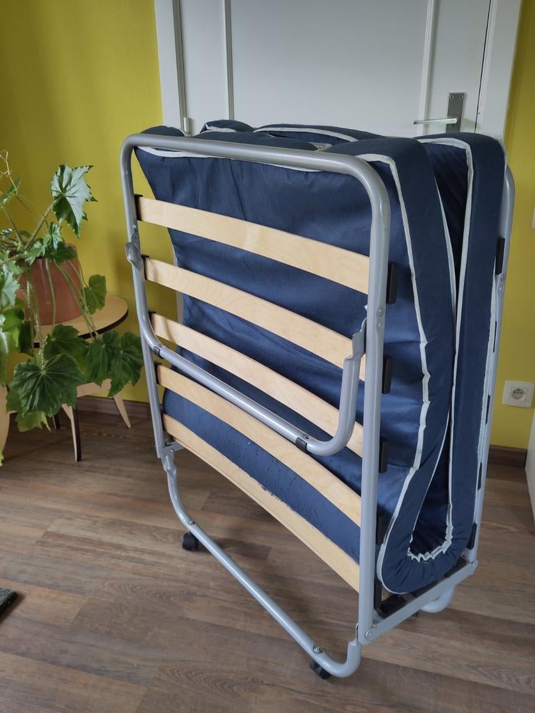 Opklapbaar eenpersoons logeerbed, Huis en Inrichting, Ophalen, Eenpersoons, 80 cm