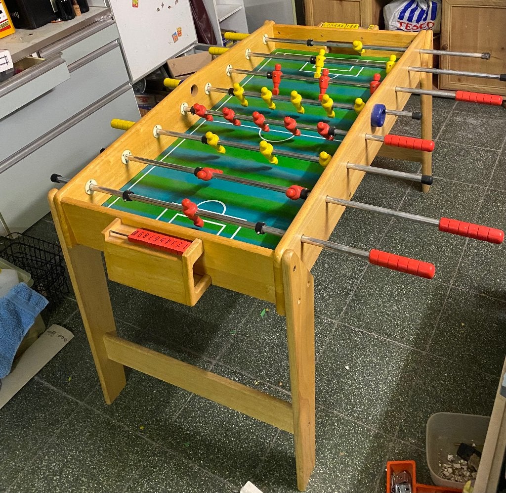 Baby foot en bois massif, Enfants & Bébés, Jouets | Tables de football, Enlèvement, Utilisé