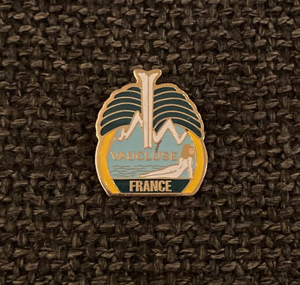 PIN - VAUCLUSE - FRANCE - FRANKRIJK, Envoi, Utilisé, Ville ou Campagne, Insigne ou Pin's