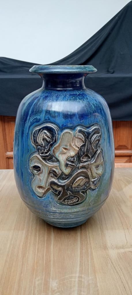 Vase UNIQUE aux masques en grès Guérin de Bouffioulx 1949, Antiek en Kunst, Ophalen of Verzenden