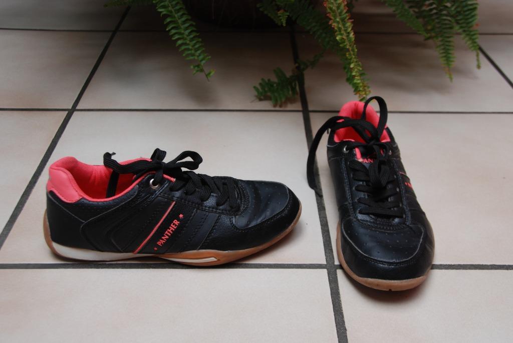 Jolies baskets de sport noires Tige basse Pointure 36 TBon!, Enlèvement ou Envoi, Sneakers et Baskets, Porté, PANTHER de Bristol