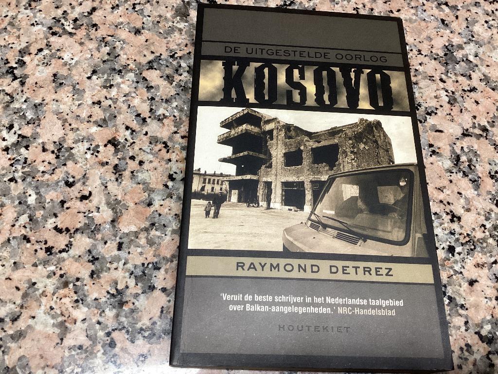 KOSOVO. De uitgestelde oorlog. Raymond Detrez, Ophalen of Verzenden, 20e eeuw of later, Zo goed als nieuw