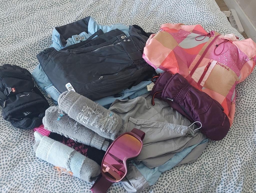 Ensemble de ski comprenant :
1 ensemble complet taille M 40/, Autres marques, Comme neuf, Enlèvement, Ski