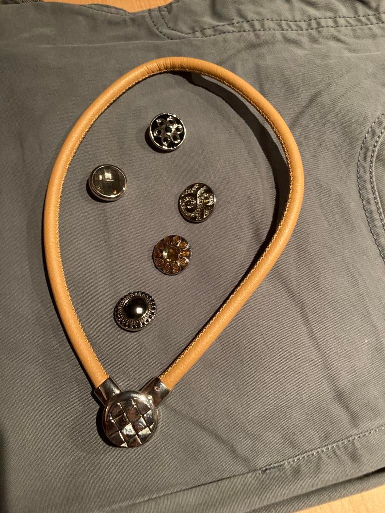 Halsketting met 6 bedeltjes, Handtassen en Accessoires, Verzenden, Zo goed als nieuw, Beige