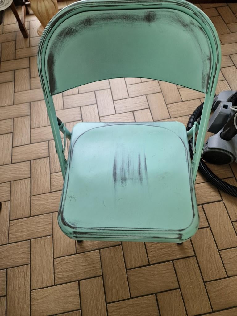 Les nouvelles chaises en fer sont peintes en vert, Enlèvement, Comme neuf