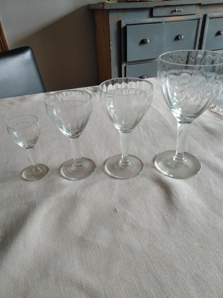Verres anciens avec motif magnifiquement découpé, Enlèvement, Utilisé
