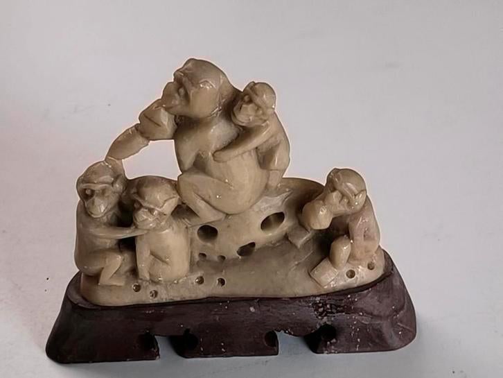 Vintage beeldje 'apenfamilie' in speksteen, Ophalen of Verzenden