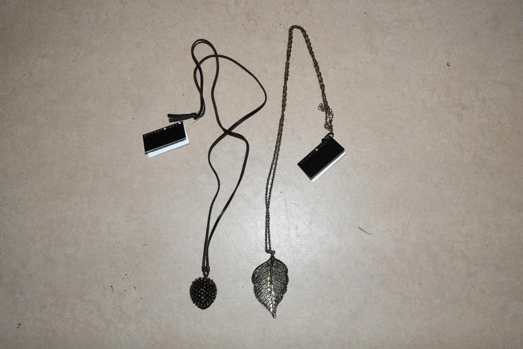 Twee hangers van Accessoires, Neuf, Enlèvement ou Envoi, Autres couleurs, Avec pendentif