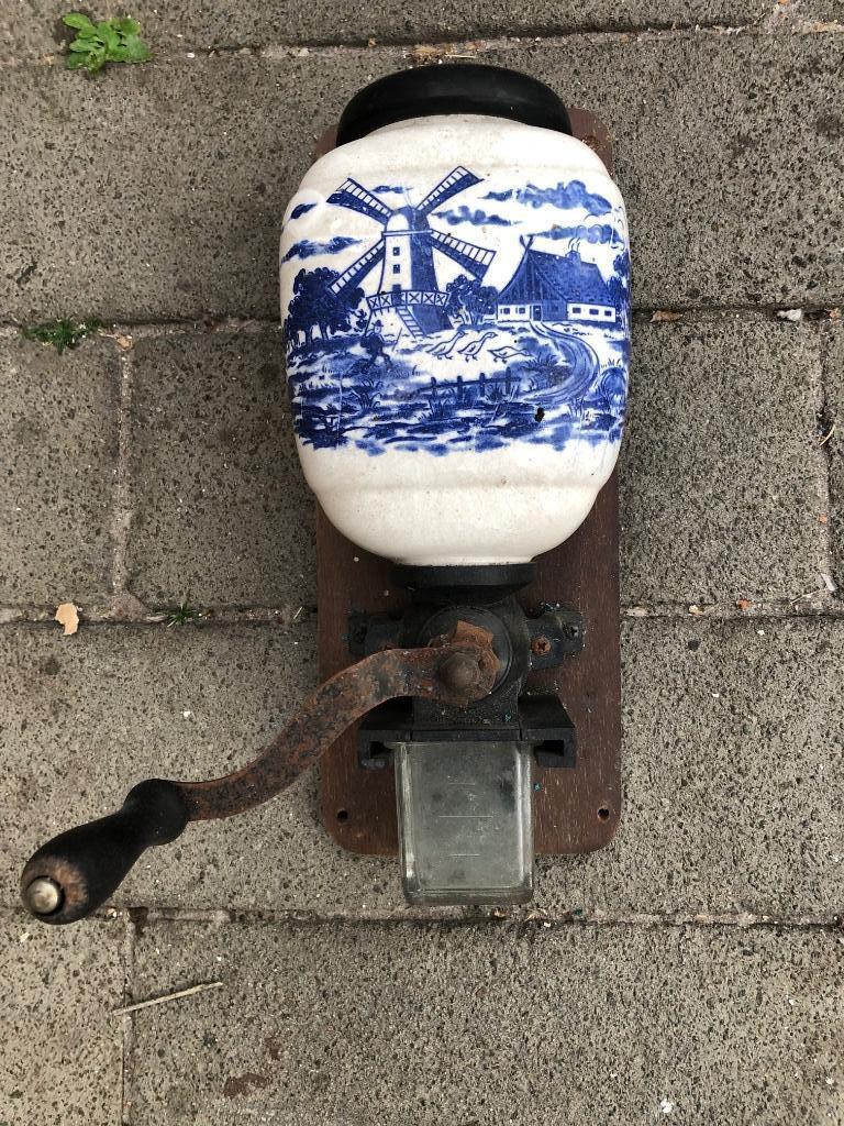 Koffiemolen met Delfs blauwe tekening, Ophalen