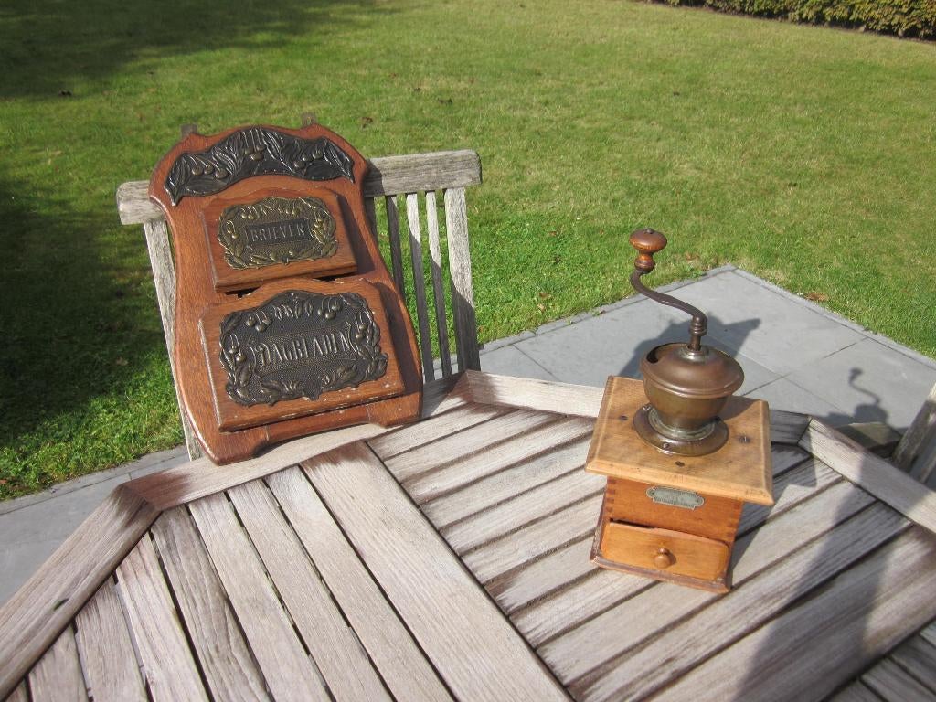 Brief en dagbladhouder en koffiemolen, Ophalen
