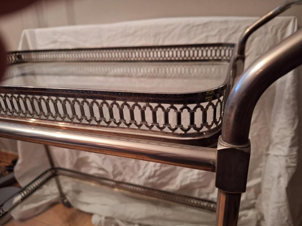 roltafel van zilverkleurig metaal, Ophalen