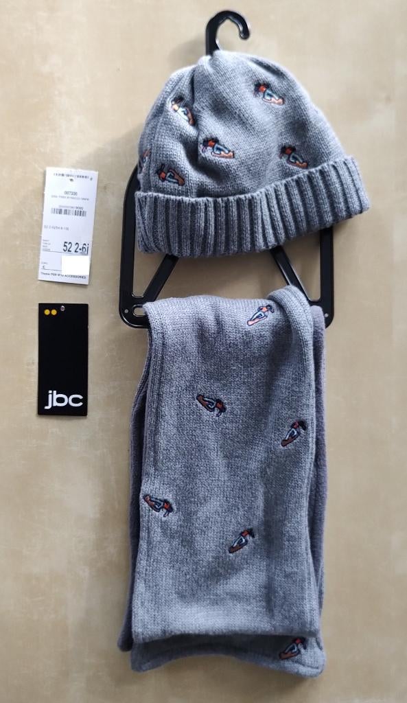 Mooie grijze muts en bijhorende sjaal met snowboarders, Kinderen en Baby's, Kinderkleding | Mutsen, Sjaals en Handschoenen, Setje
