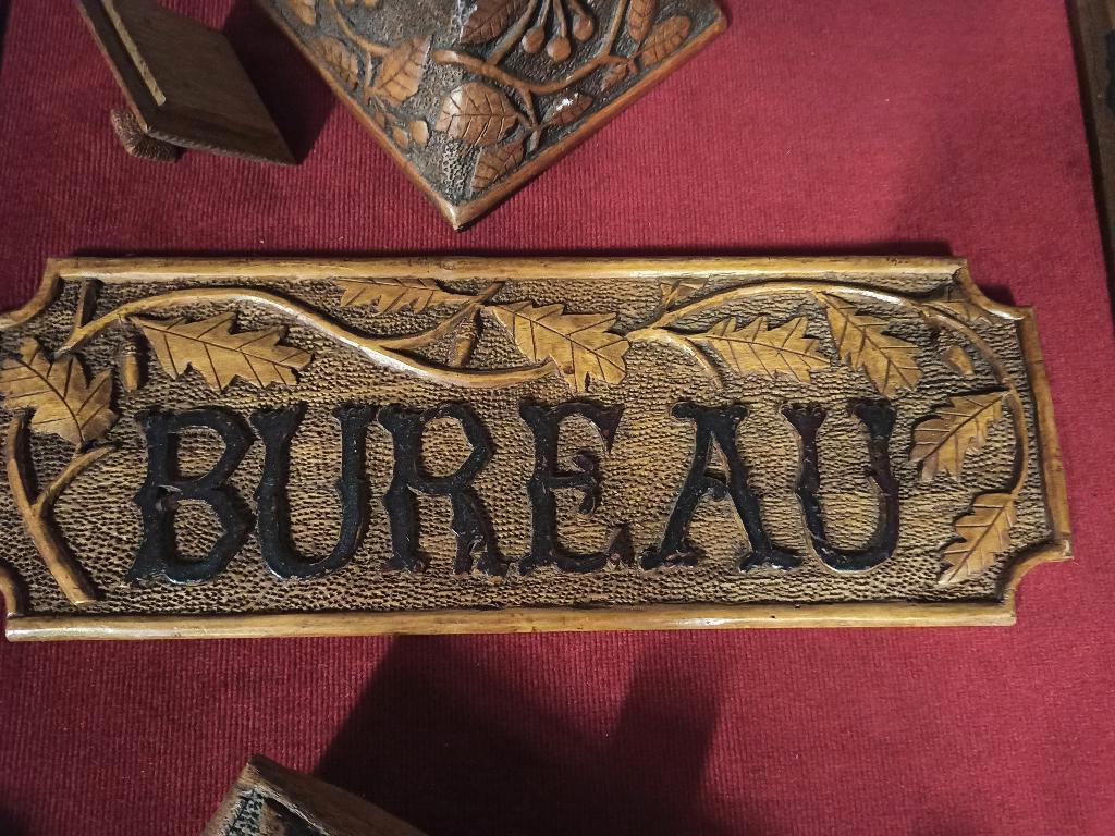 Nécessaire de bureau ancien en bois sculpté, Ophalen