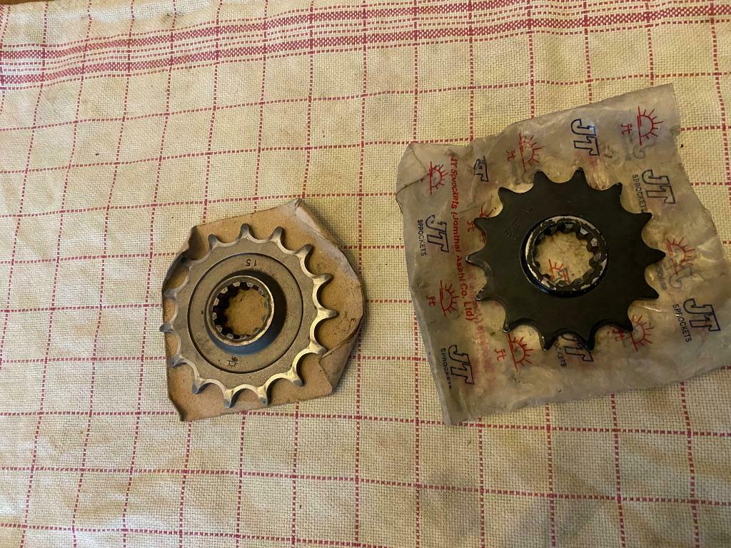 2 pignons MOTO HUSQVARNA 570, Enlèvement ou Envoi