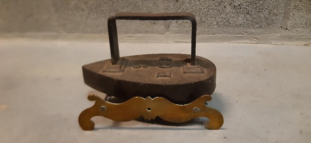 Ancien fer à repasser et reposoir, Enlèvement ou Envoi