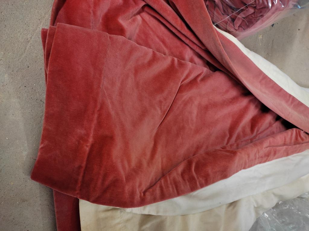 Tentures en velour, Enlèvement
