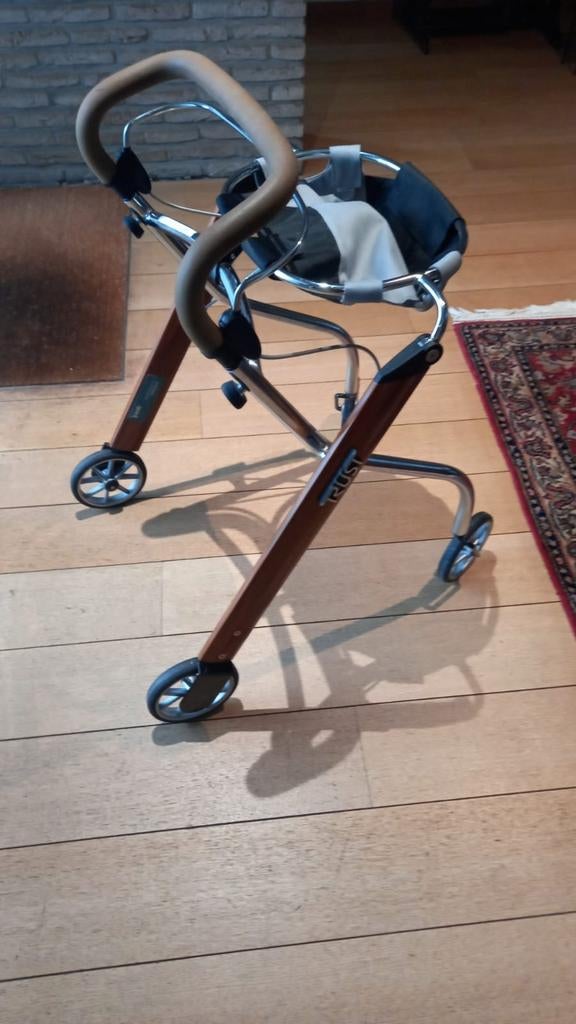 Rollator lets go indoor van Trust, Ophalen