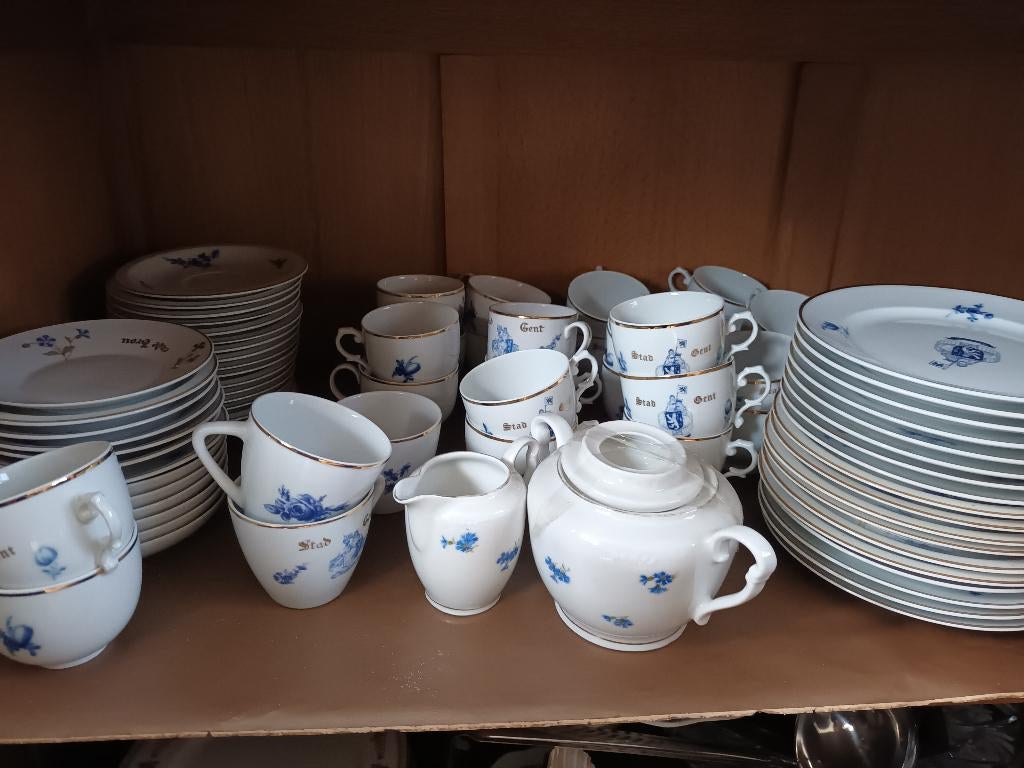 Servies stad gent met heel veel tassen en ondertassen, Ophalen, Zo goed als nieuw, Overige stijlen, Kop(pen) en/of Schotel(s)