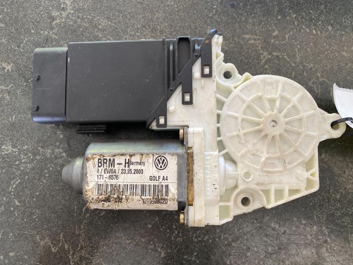 Moteur de vitre portière d'un Volkswagen Bora, Autos : Pièces & Accessoires, Enlèvement ou Envoi, 3 mois de garantie, Utilisé