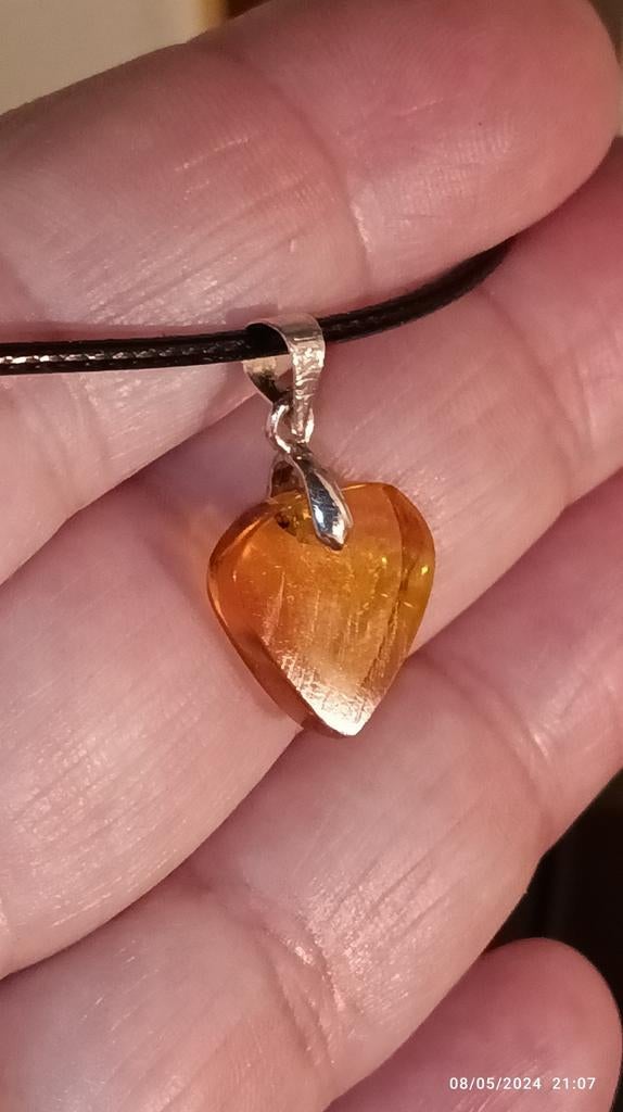 Pendentif cœur en ambre de la République Dominicaine, Neuf, Pierre ou Minéral, Enlèvement ou Envoi, Autres couleurs