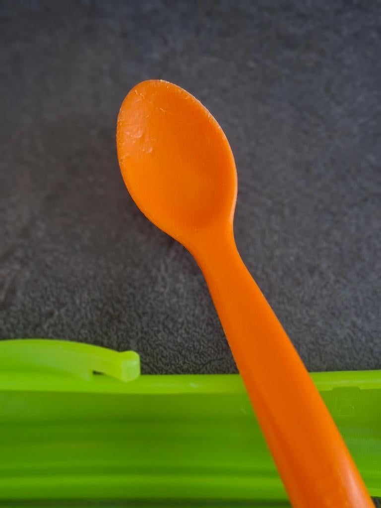 Cuillère pour bébé dans une boîte Tupperware, Enlèvement ou Envoi, Utilisé, Orange, Autres types
