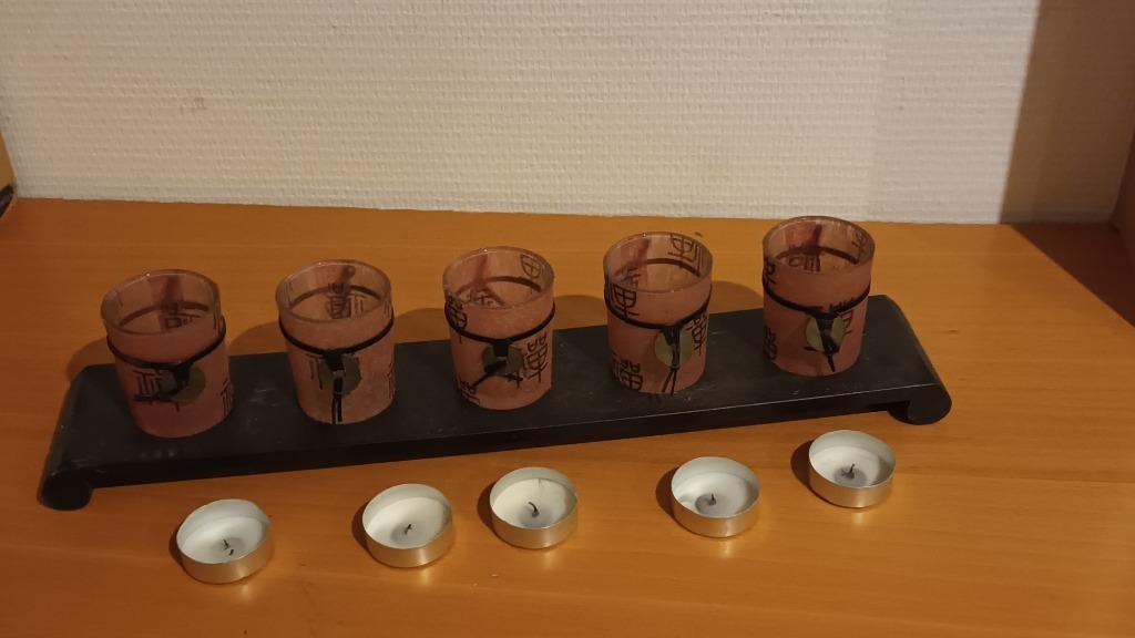 Bougeoir en bois plus 6 porte bougies en verre, Enlèvement ou Envoi, Comme neuf, Rouge, Bois