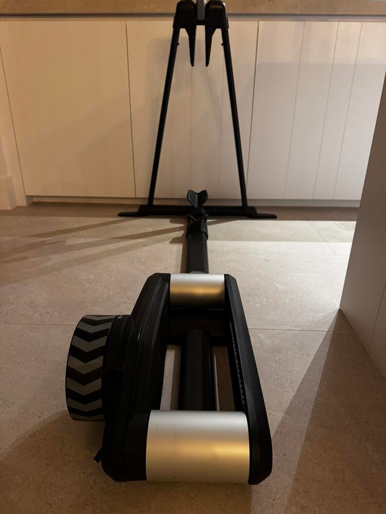 Wahoo kickr rollr v2 smart bike fietstrainer indoor, Sport en Fitness, Fitnessmaterialen, Ophalen, Zo goed als nieuw