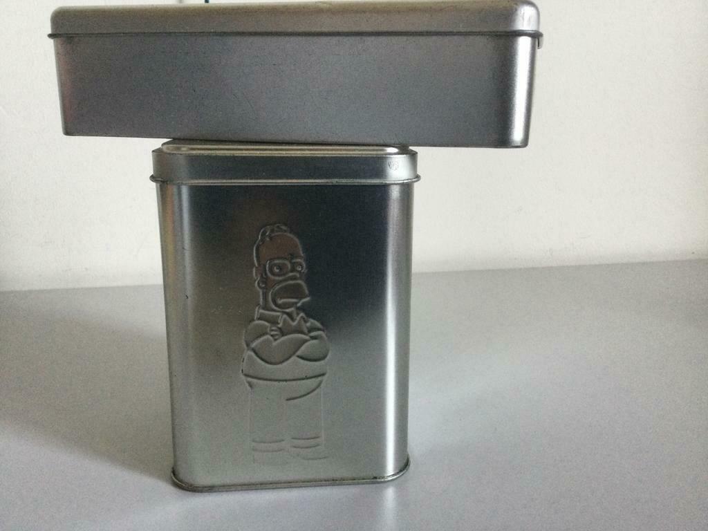 2 zilveren blikken koekjesdozen, oa met Homer Simpson, Verzamelen, Blikken, Ophalen of Verzenden, Gebruikt