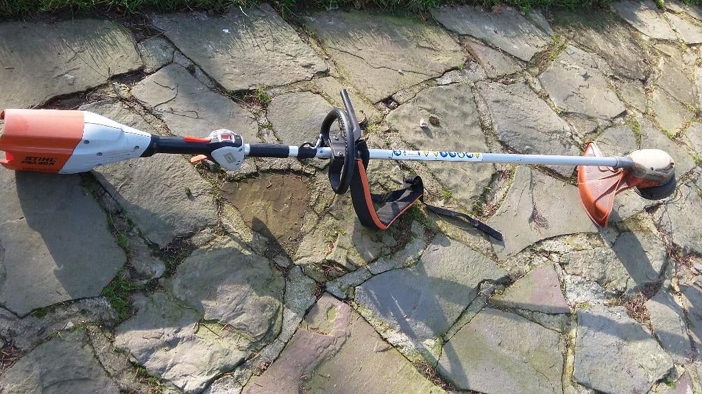 DEBROUSSAILLEUSE -Coupe herbe  STIHL, Enlèvement ou Envoi, Utilisé, Batterie, Stihl