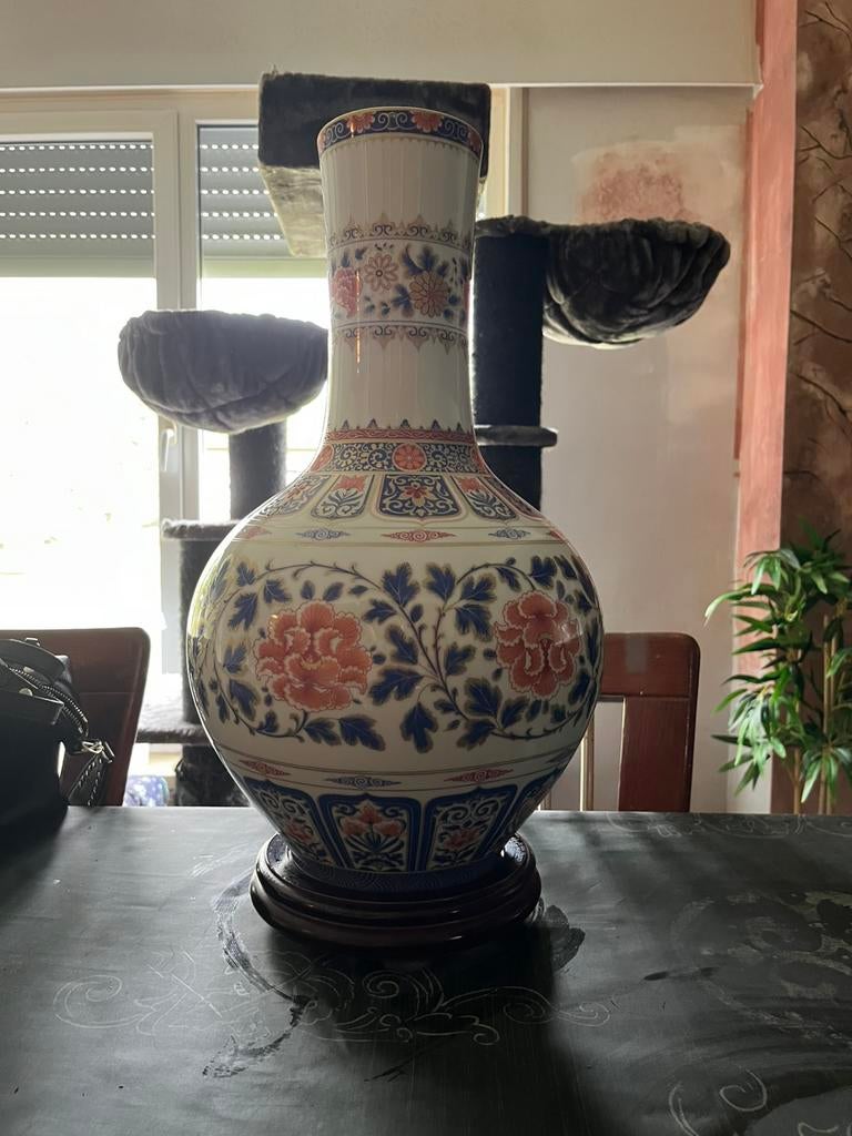 Grote vaas met bloemen op houten voet, Ophalen