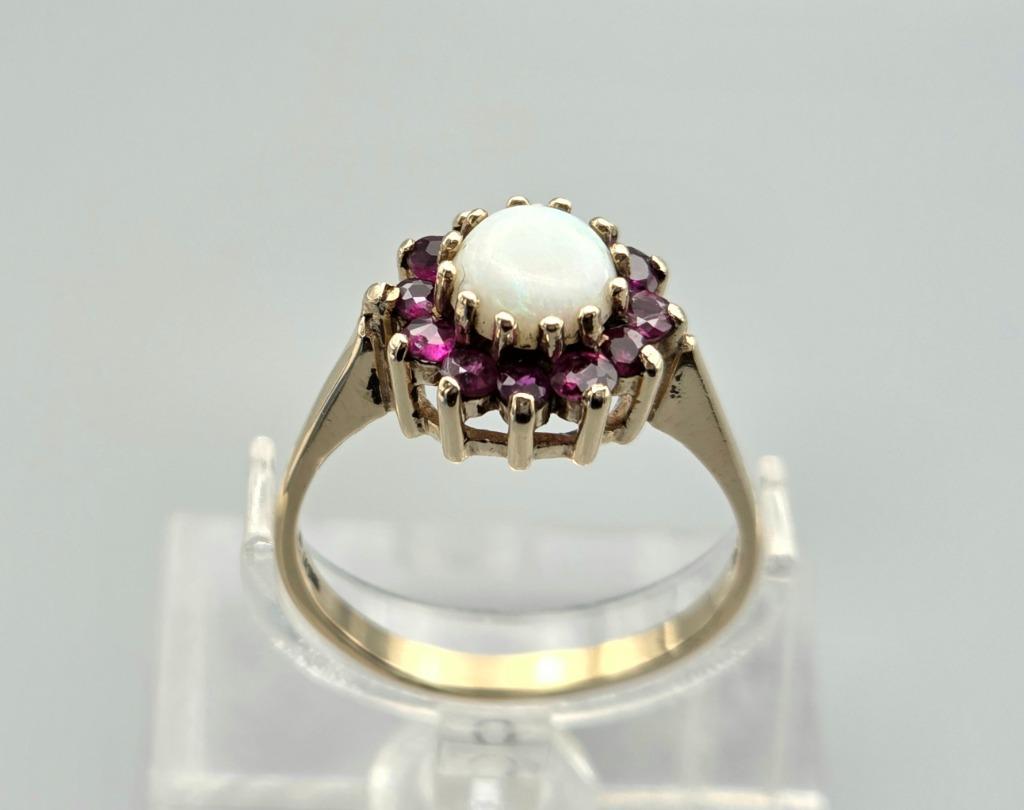 Bague vintage en or avec opale et rubis. 2025/507., Bijoux, Sacs & Beauté, Bagues, Enlèvement ou Envoi, Autres couleurs, Comme neuf