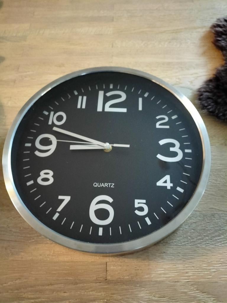 Wandklok op batterij, Huis en Inrichting, Ophalen of Verzenden, Wandklok