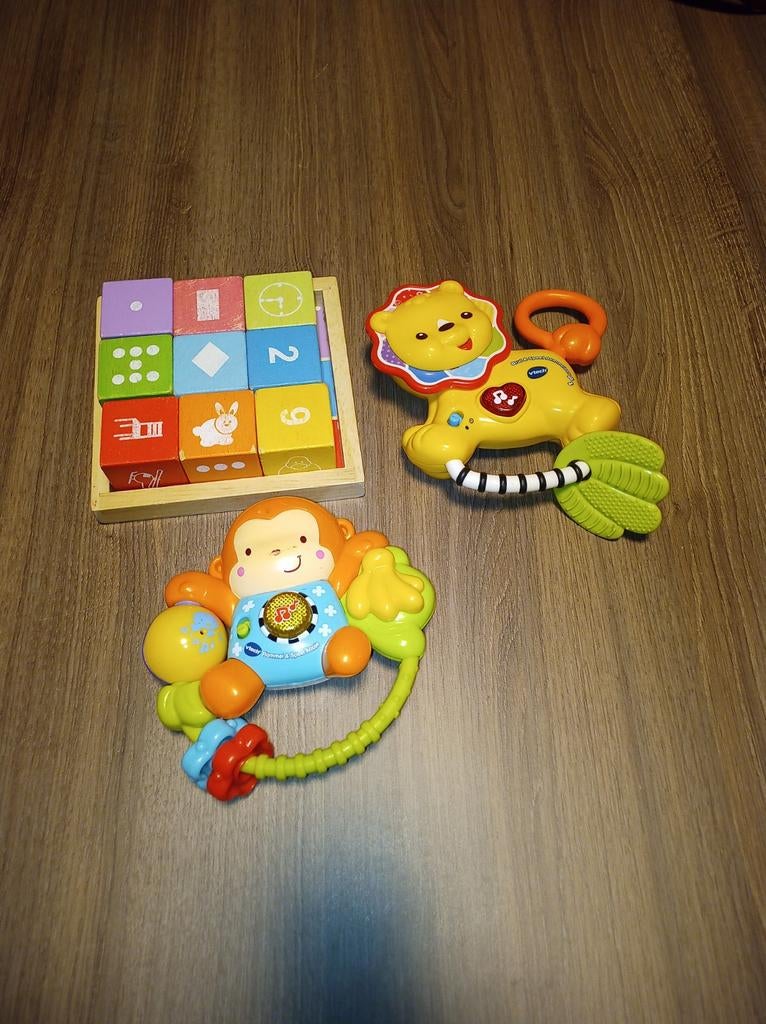 2 rammelaars van vtech en een set houten stapelblokken, Kinderen en Baby's, Ophalen of Verzenden, Gebruikt, Rammelaar