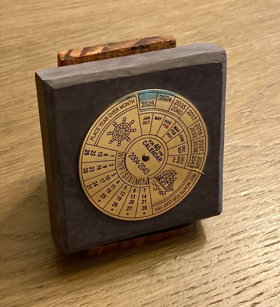 Eeuwigdurende kalender Valentia (IR) steen en koper, voetje, Antiek en Kunst, Ophalen of Verzenden