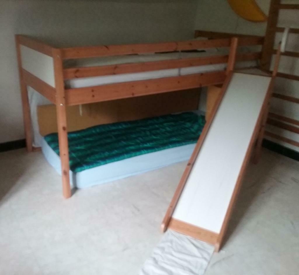 Halfhoogslaper met glijbaan/speelhuisje grenen, Kinderen en Baby's, Kinderkamer | Stapelbedden en Hoogslapers, Zo goed als nieuw