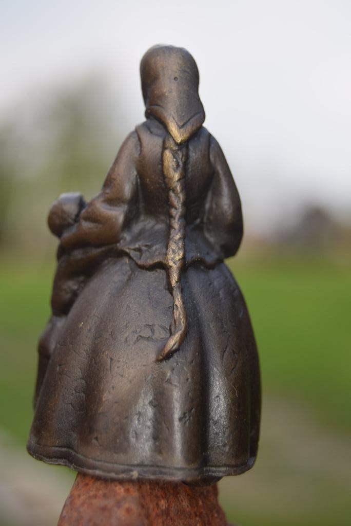 cloche,clochette de table en bronze signé(la maman et son en, Enlèvement ou Envoi, Bronze