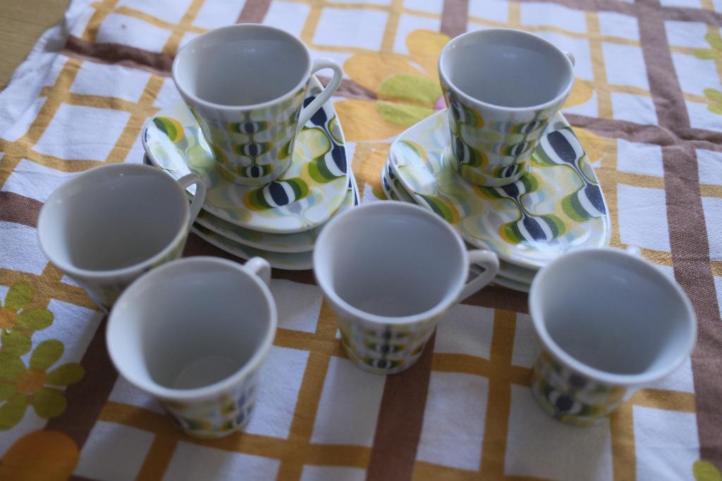 Lot vintage graphique six tasses et sous-tasses, Antiquités & Art, Curiosités & Brocante, Enlèvement ou Envoi