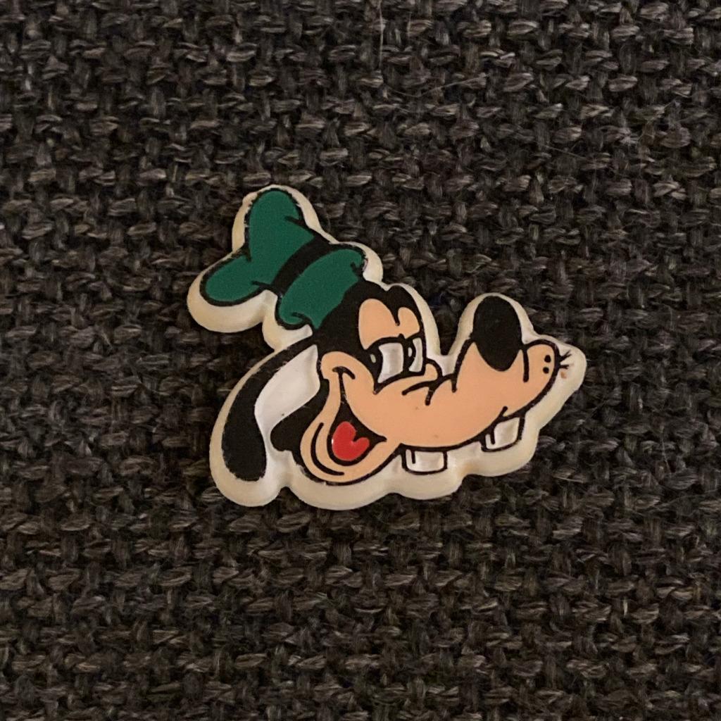 BROCHE - DISNEY - GOOFY, Verzenden, Gebruikt, Figuurtje, Speldje of Pin