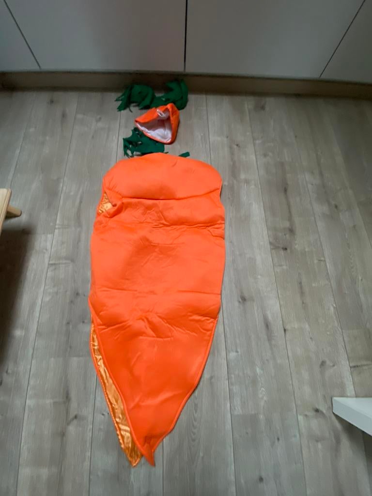 Te koop carnavals pak wortel inclusief feestbril mt 152, Ophalen, Zo goed als nieuw