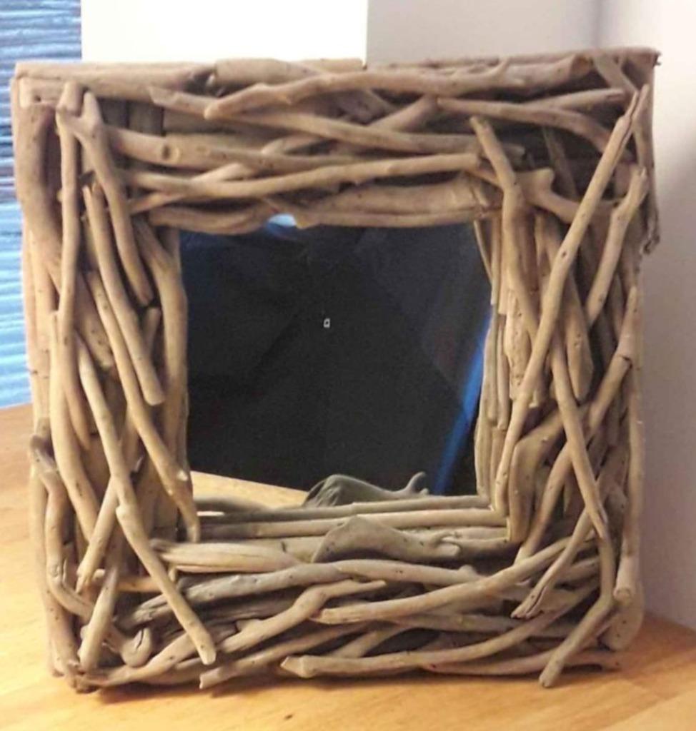 Miroir en bois flotté, Enlèvement