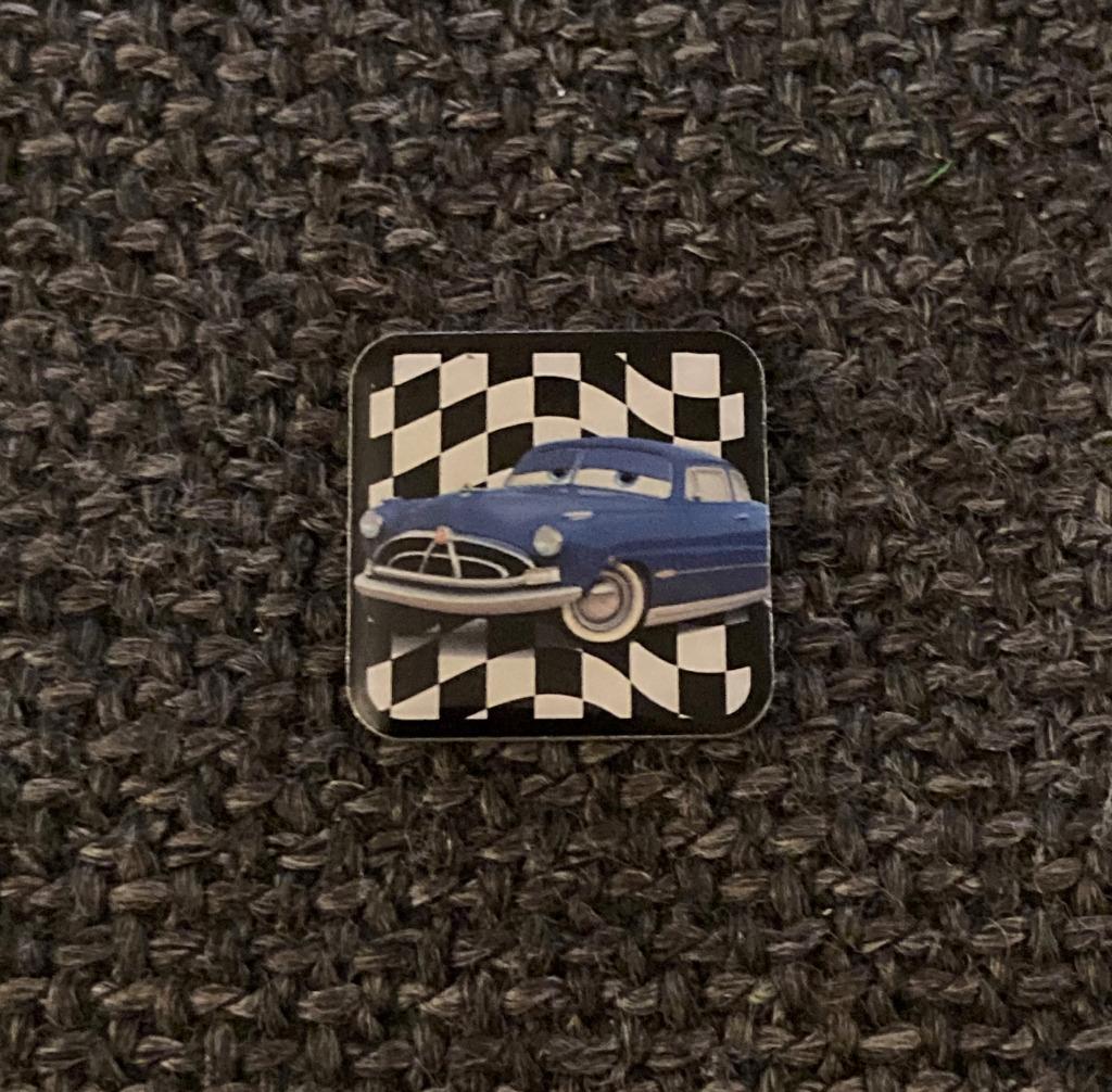 PIN - DISNEY - PIXAR - CARS, Verzamelen, Verzenden, Gebruikt, Overige onderwerpen, Speldje of Pin