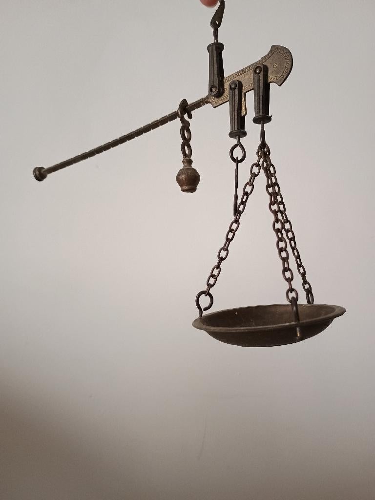 Antieke kleine weegschaal, Ophalen