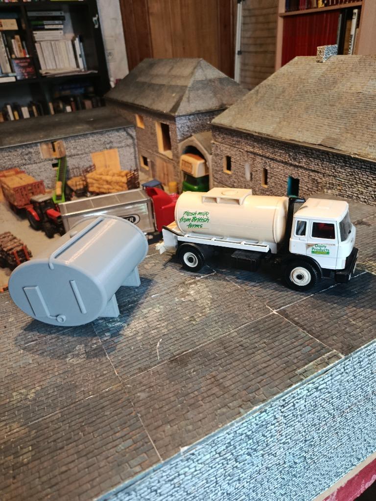 Camion à lait Magirus Britains 9605+conducteur + tank à lait, Enlèvement ou Envoi, Utilisé, Tracteur et Agriculture, Britains