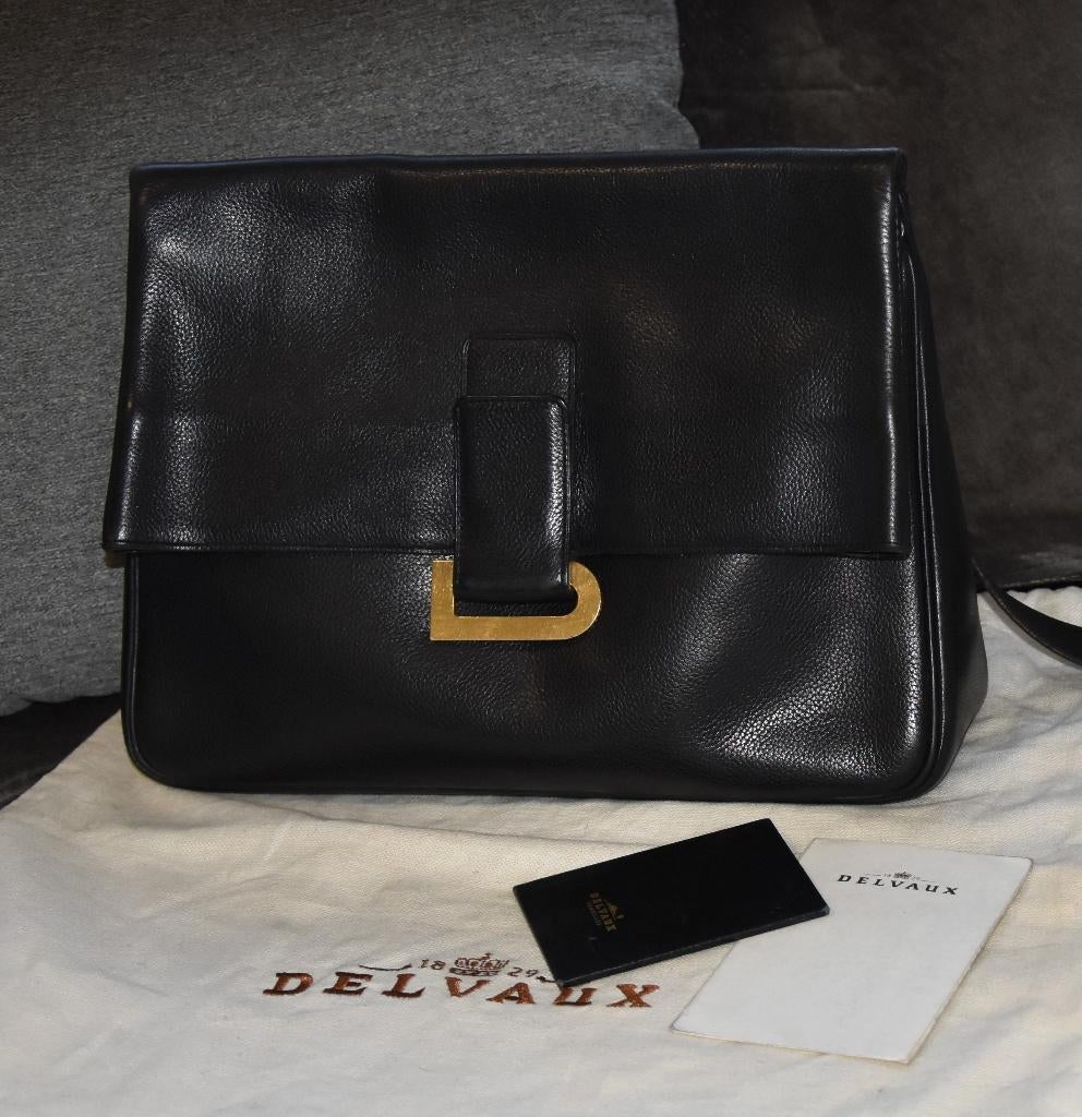 Delvaux Relais Trotteur in zwart gekorreld leer, Handtassen en Accessoires, Tassen | Damestassen, Ophalen, Gebruikt, Zwart, Schoudertasje